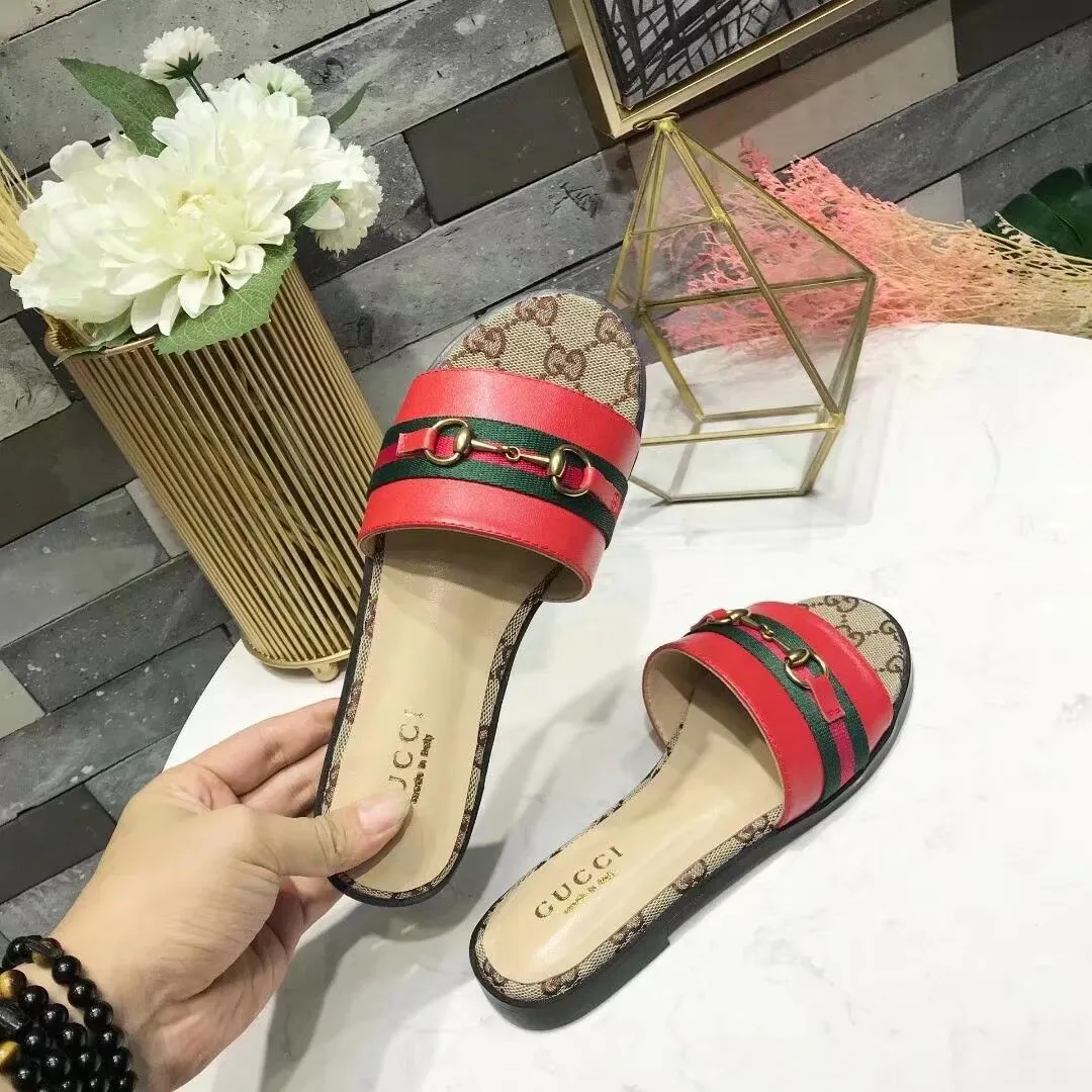 👟👟Ex-factory price 280👟👟 Gucci slippers. All in sheepskin. Sheepskin feet with original GUCCI bronze buckles. High-end atmosphere. Wear-resistant and non-slip branded rubber outsole. 35-42 yards. (41*42 can be customized, non-refundable and non-exchangeable* Welcome new and old customers to sell as shown in the picture)